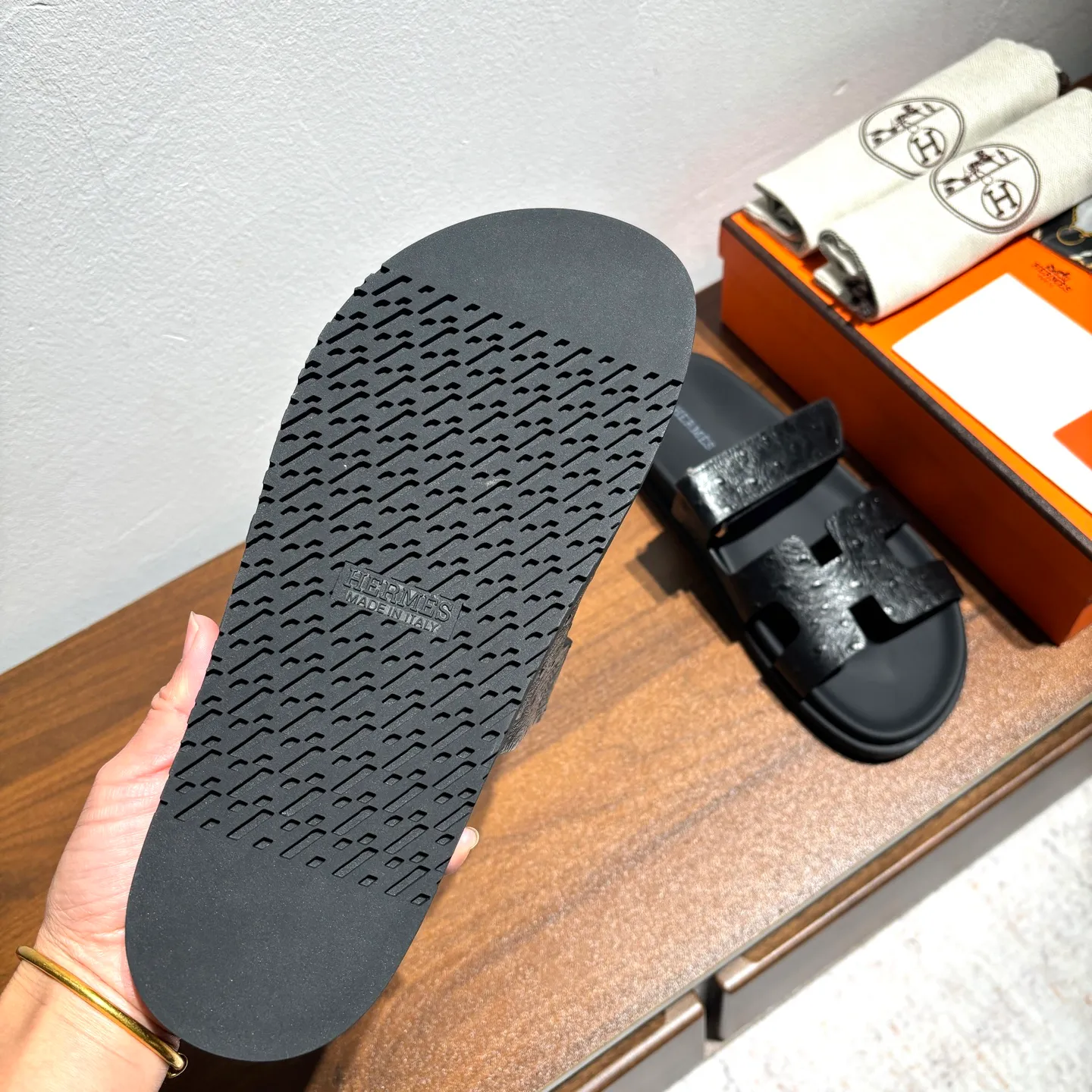 👟👟Ex-factory price 520👟👟 Men's size +10 Brand💗: HERMES Number💗: H8018-210199 Color💗: Ostrich pattern new color system Size 💗: 35 to 40 38-45 Upper material: imported calfskin Outsole material: Tpu anti-slip and wear-resistant outsole 🆕🆕🆕HERMES 2025 latest color matching, original purchased and dismantled, imported custom fabrics. All colors have been adjusted N times, striving to be zero different from the original! The top version for women 💰 Erjie's shoes that have become extremely popular recently - chypre sandals, which are comfortable for all ages and are cute and cute. Paired with various colored socks, it’s so trendy